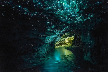 青白く美しい洞窟の正体は