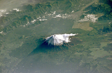 宇宙から見た「富士山」の姿が壮大！