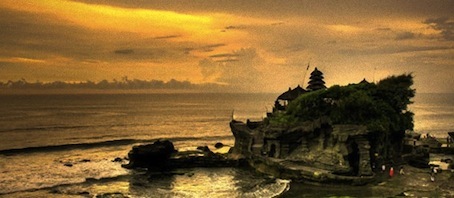 夕暮れ時のシルエットが美しい、バリ島　タナロット寺院☆